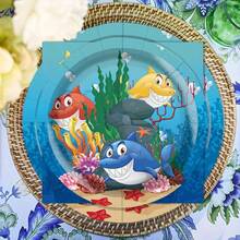 50件套海底世界动物鲨鱼主题一次性餐具套装，包含一次性餐盘、餐巾纸和纸杯，非常适合情人节、露营、露台烧烤、野餐、婚礼、派对和生日、休闲聚会、下午茶等场合，也适合作为派对装饰和生日装饰。