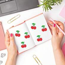 500 pièces/Rouleau Autocollants de cerises holographiques Doodle, grands autocollants de fruits asymétriques pailletés de 3 cm pour enveloppes, magazines, coques de téléphone, tasses, ordinateurs, scrapbooking, cadeaux de fête, autocollants étanches en PVC pour fournitures de scrapbooking - Cerise laser - Voir 3
