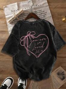 T-shirt décontracté à manches courtes pour femmes, style foi douce, col rond, fond noir délavé, nœud en fil rose, verset biblique de l'amour, pour le printemps et l'été, hauts pour femmes, graphique, voyage quotidien, tenues de la Saint-Valentin pour femmes, Saint-Valentin - Noir - Voir 2