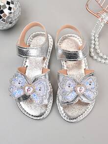 1双银色加大码幼儿/小女孩平底凉鞋，柔软皮革，饰有亮片、珍珠和蝴蝶，可调节鞋带，圆头设计，防滑软底，时尚公主风，适合3-12岁女孩，适合海滩、日常、学校、派对等场合，2026春夏款。 - 銀色 - 查看 2