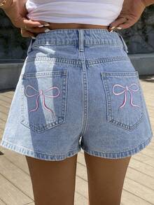 时尚浅蓝色水洗牛仔短裤，休闲宽松直筒裤型，配有蝴蝶刺绣口袋，春夏款式 - 淺色水洗藍 - 查看 3