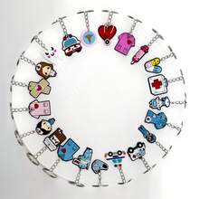 12个随机可爱医疗主题钥匙扣，护士、医生、卡通吊坠，医疗礼品/节日小礼物/安全教育日礼物，包包挂件，款式多样，DIY医疗可爱卡通不对称随机混合医疗系列钥匙扣，牙齿、牙膏、护士、医生、医疗盒、救护车、胶囊、绷带 - 彩色 - 查看 4