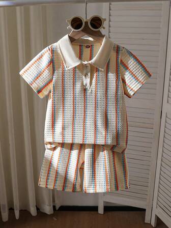 2-delat trendigt och gulligt set för pojkar, randig pikétröja + matchande enfärgade shorts