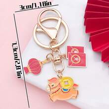 喜庆骏马钥匙扣：可爱又吉祥的饰品，寓意迎接新年的繁荣昌盛。可作为包包挂饰或送给学生的礼物。