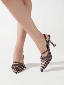 2026 Primavera/Verano Nuevos Tacones altos de 8cm de punta fina y elegante con tacón en forma de copa de vino para mujeres, con correa de tobillo, estampado de leopardo en patchwork, decoración de hebilla metálica cautivadora en el diseño de la correa trasera, tacones altos sexy color borgoña, adecuados para uso diario, vacaciones, otoño y fiestas nocturnas - Marrón - Ver 3
