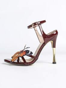 Jin Bei Qi Giày sandal cao gót nữ mũi tròn, đính bướm, quai ngang mắt cá chân, chất liệu da bóng, thoải mái, thanh lịch và sang trọng, thích hợp cho đám cưới, sự kiện trang trọng, hoạt động ngoài trời, tiệc tùng, tiệc chiêu đãi, màu đỏ tía. - Màu Đỏ Sâu - Xem 9