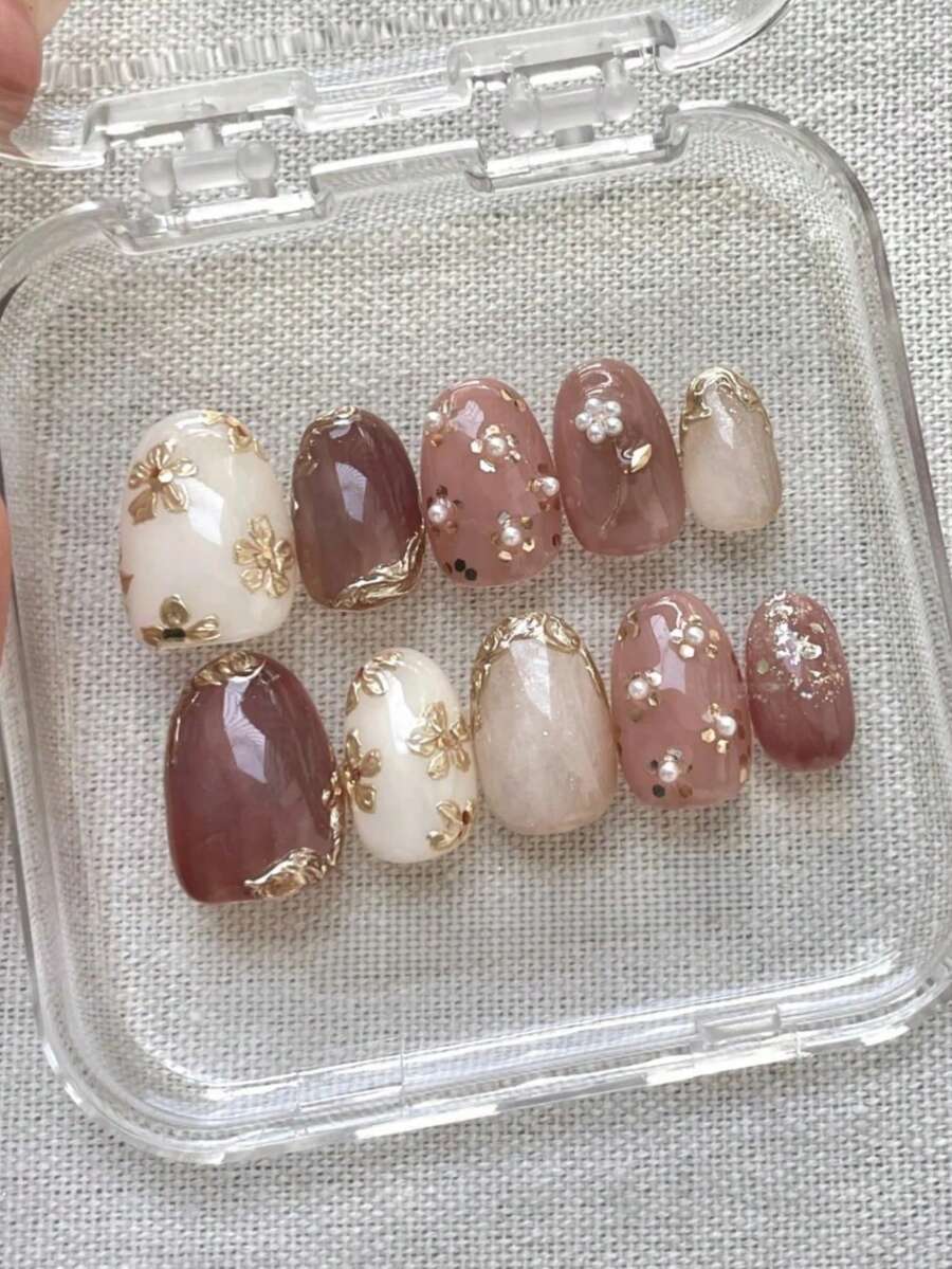 10 Móng Tay Giả Hình Oval - Thiết Kế Phong Cách Cổ Điển Thanh Lịch Tông Màu Trung Tính: Nền Nâu Hạt Dẻ/Beige/Hồng Nhạt với Họa Tiết Hoa Vàng Vẽ Tay, Điểm Nhấn Ngọc Trai & Viền Mạ Vàng, Bề Mặt Bóng Mịn, Móng Giả Có Thể Tháo Lắp Tái Sử Dụng (Tặng kèm Keo Dán Móng + Giũa Móng Mini) - Follow Your Heart - Xem 1