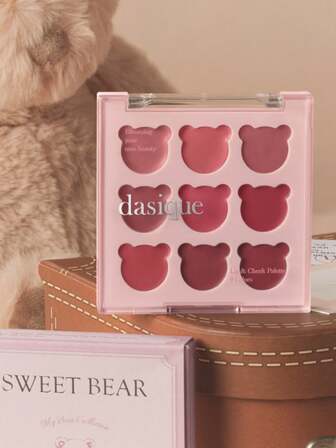 Dasique 九色唇颊彩盘，高显色度，持久不褪色，打造自然光泽，轻盈透气，纯素配方，打造精致唇妆，时尚百搭，是圣诞节和节日送礼的理想之选。