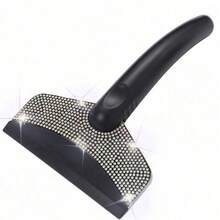 彩色水钻雪铲 - 镶满彩色水钻的汽车挡风玻璃雪铲，兼具时尚与实用性！多彩外观搭配水钻点缀，格外引人注目。采用高强度材料制成，铲头可有效保护玻璃，防滑手柄握感舒适。高效清除积雪和冰块，是冬季驾驶必备的实用美观之选。