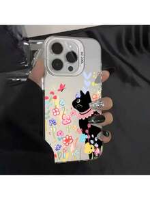 Una funda para teléfono con un gato negro adornado con una corona de flores y un collar de encaje, en contraste con un vibrante fondo de jardín con flores coloridas y una mariposa roja sobre un fondo blanco puro. Este diseño alegre de estilo dibujado a mano es perfecto para el  17 Pro Max, 16 Pro Max/16 Plus/16 Pro/16, 15/14/13/12/11. - Negro - Ver 1