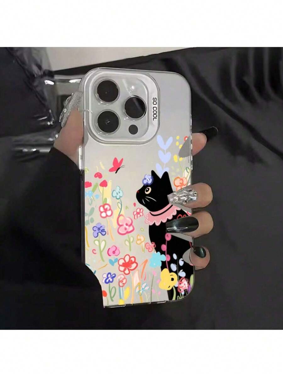 Una funda para teléfono con un gato negro adornado con una corona de flores y un collar de encaje, en contraste con un vibrante fondo de jardín con flores coloridas y una mariposa roja sobre un fondo blanco puro. Este diseño alegre de estilo dibujado a mano es perfecto para el 17 Pro Max, 16 Pro Max/16 Plus/16 Pro/16, 15/14/13/12/11. - Negro - Ver 1