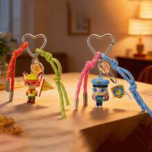 Miniso 疯狂动物城系列尼克·王尔德3D立体人偶钥匙扣 - 树脂童子军风格尼克人偶（绿色帽子+红色围巾细节）+ 心形登山扣 + 双色抽绳挂绳，带“NICK WILDE”旗帜吊坠，可用于包包装饰和钥匙收纳（1个） - 彩色 - 查看 4