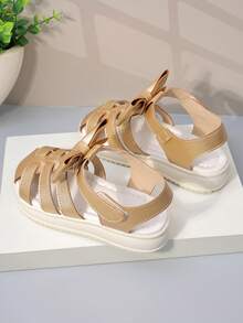 1双女童蝴蝶结编织带金色PU露趾凉鞋，平底，舒适透气，优雅甜美，适合夏季派对穿着 - 金色 - 查看 8