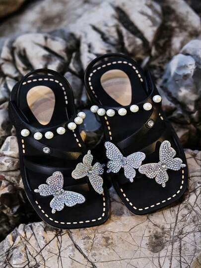 Ett par sommarsandaler för barn med fjärilsrosetter, pärldekorationer och kardborreband för enkel användning, lämpliga för vardagligt strandkläder. Baita Princess Shoes
