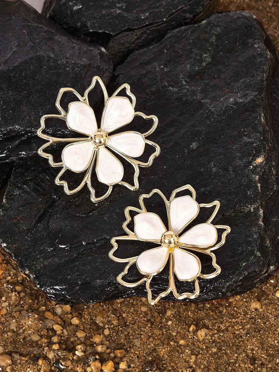 Opalesca 1 paire de boucles d'oreilles de style vacances pour femmes, en forme de fleur à cinq feuilles avec une conception florale à double couche ajourée et trempée dans l'huile blanc - Blanc - Voir 1