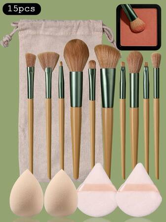 เซ็ตแปรงแต่งหน้า 15 ชิ้น ประกอบด้วยแปรงอเนกประสงค์ 10 ชิ้น, ฟองน้ำแต่งหน้าขยายน้ำ 2 ชิ้น, พัฟผงสามเหลี่ยมแบบแห้ง/เปียก 2 ชิ้น, กระเป๋าเดินทางแบบมีเชือกรูด 1 ชิ้น