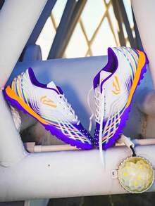 1双青少年真皮钉足球鞋，草地抓地力强，经久耐用，适合日常训练，专业足球鞋