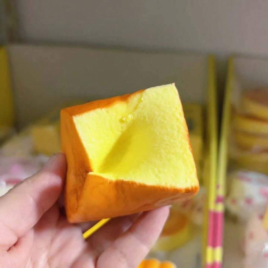1个湿润柔软的厚吐司块仿真面包块，回弹缓慢，可揉捏和缓解压力，生日礼物 - 完美礼物 - 礼品