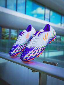 1双青少年真皮钉足球鞋，草地抓地力强，经久耐用，适合日常训练，专业足球鞋