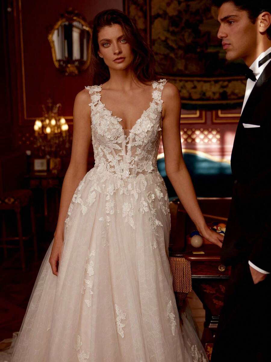 Sexy Deep V Open Back Sleeveless Full Lace Tulle Ball Gown Wedding Dress With Train, Wedding Dresses For Bride, Elegant And Comfortable, Includes Plus Sizes, Bridal Gown, Formal Dresses For Women, Suitable For Wedding, Party, Vacation, Bride, Formal Occasions, Dinner Dress, Prom Dress, After-Party Dress, Homecoming Dress, Cocktail Party, Birthday Party, Celebration, Gala, Festival, Ceremony - trắng - Xem 1