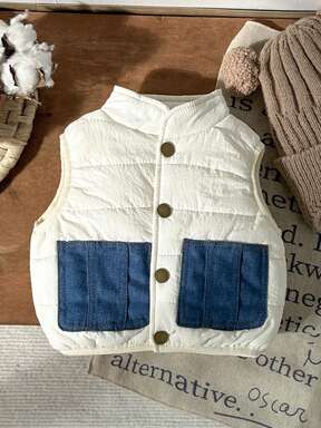男童米色加厚背心，休闲风格，立领，拼接牛仔布口袋，保暖面料，前襟纽扣设计，适合秋冬季穿着