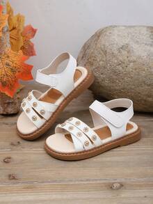 这款儿童白色铆钉凉鞋清凉休闲，适合夏季生活、休闲穿着、轻度正式场合、与玩伴约会、日常外出和户外聚会。 - 白色 - 查看 3