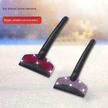 彩色水钻雪铲 - 镶满彩色水钻的汽车挡风玻璃雪铲，兼具时尚与实用性！多彩外观搭配水钻点缀，格外引人注目。采用高强度材料制成，铲头可有效保护玻璃，防滑手柄握感舒适。高效清除积雪和冰块，是冬季驾驶必备的实用美观之选。