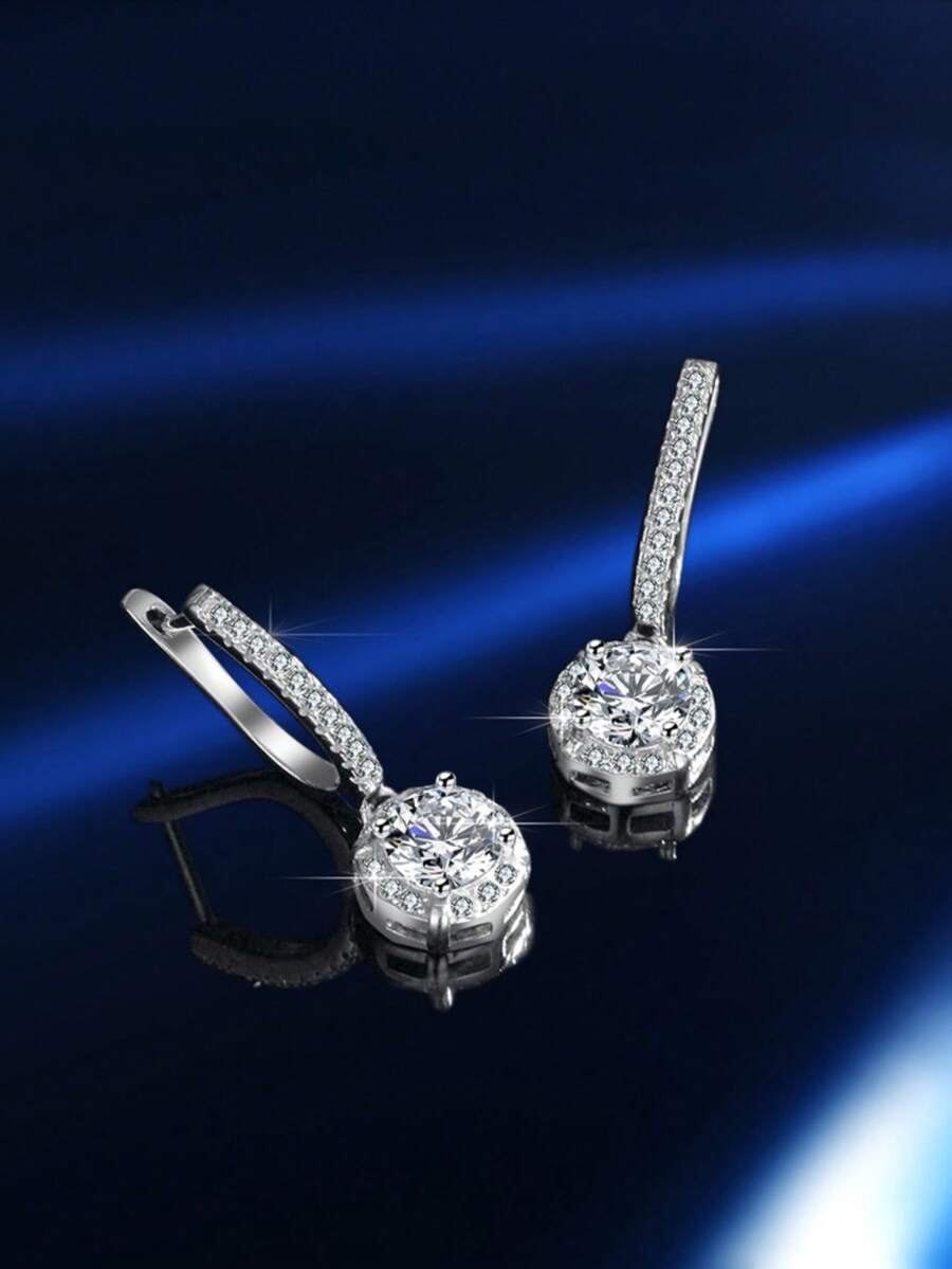 1 par de pendientes de moissanita de 2 quilates, color D, claridad VVS, con certificado GRA. Pendientes de plata de ley chapada en platino con forma geométrica redonda en forma de halo, de estilo clásico y elegante, adecuados para compromiso, boda, o regalo para la mejor amiga de la mujer.