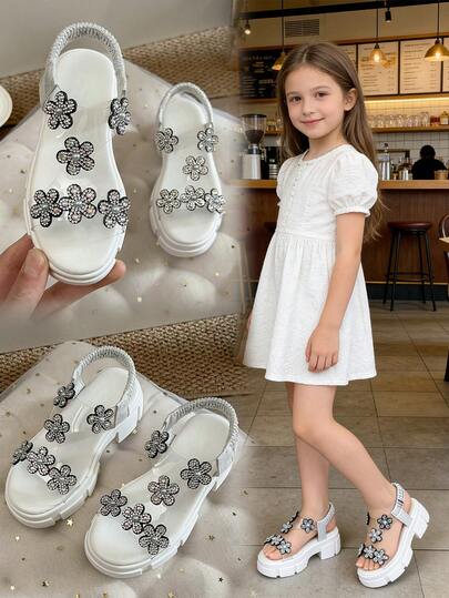 1 Đôi dép xăng đan mùa hè mới về màu trắng viền đen đính đá và ngọc trai cho bé gái, kiểu dáng công chúa mềm mại thoải mái với quai thun co giãn, phù hợp cho bé gái 3-12 tuổi, đế dày thoáng khí chống trơn trượt, thích hợp cho các bữa tiệc hàng ngày, trường học và dạo phố, dép xăng đan hở mũi thường ngày.
