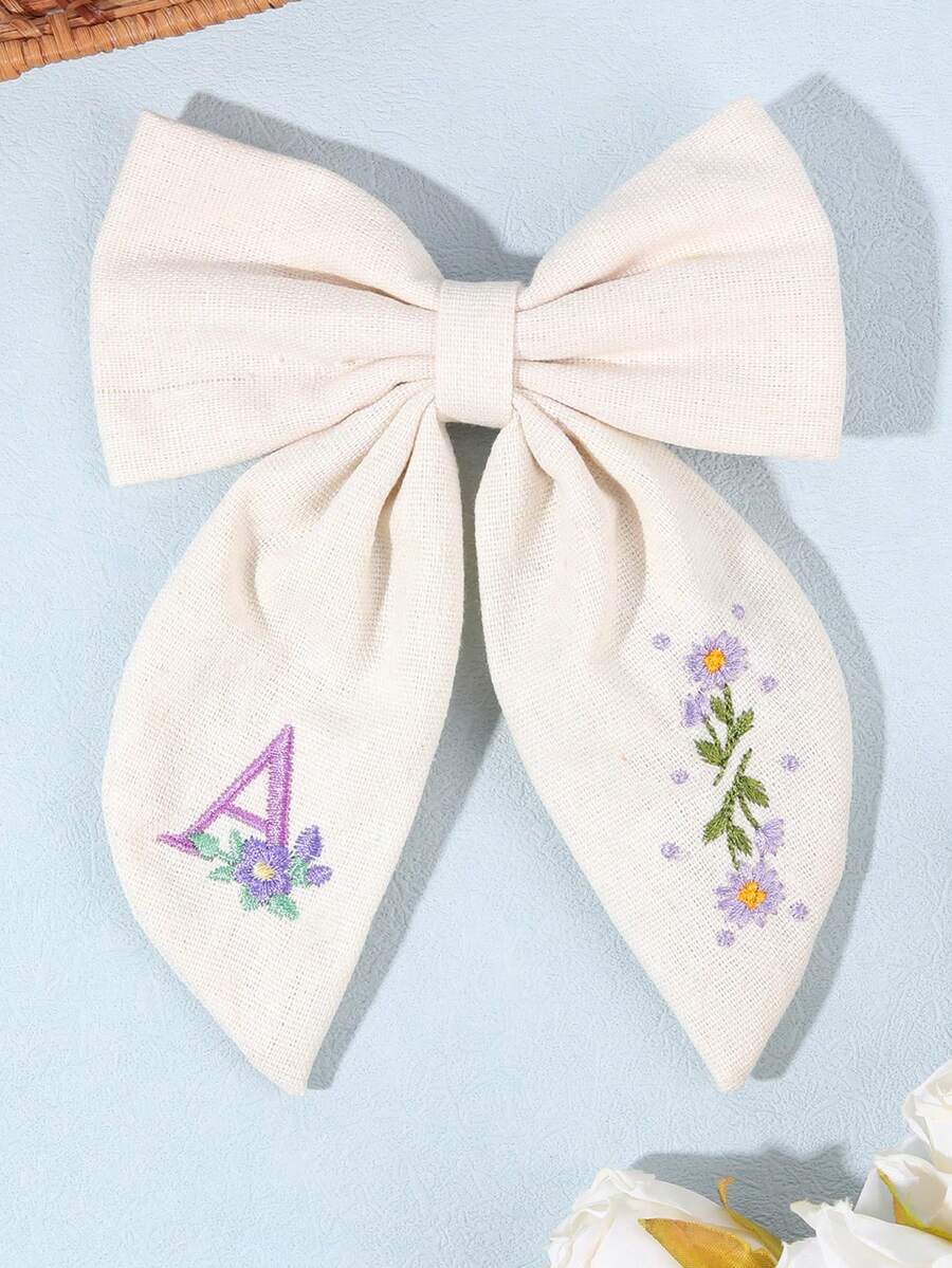 1pc 26 Letters White Fabric Hair Clip, Embroidered 26 Letter Floral Decor Hair Clip, Fashionable Alligator Clip Hair Accessory, Girls Party Gift - White - View 1
