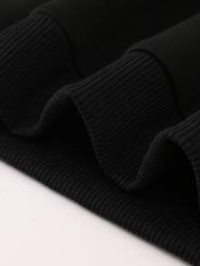 Boys' Crew Neck Pullover Sweatshirt, Suitable For Spring, Autumn, And Winter, For Children Aged 5-12. Black, Loose And Comfortable Fit. Features A Small Red "95 Lightning McQueen" Print On The Left Chest And "Lightning McQueen" Lettering And Lightning McQueen Racing Car Lines On The Back, Decorated With A Checkered Flag And "95 FAST" Lettering. Disney Cars Themed Design. Skin-Friendly And Breathable Fabric. Can Be Paired With Jeans, Sweatpants, Or Casual Shorts For Various Styles. Eye-Catching Racing Theme Design, A Must-Have For Back-To-School Season. Machine Washable And Durable. Suitable For All Body Types. Versatile And Practical Children's Top. Popular American Children's IP Themed Top. Boys' Everyday Casual Top. Disney Element Children's Fun Printed Pullover Sweatshirt. Comfortable And Skin-Friendly Top For Teenagers. Unique Patterned Boys' Sweatshirt. - 黑色 - 查看 8