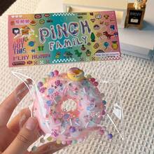 这款甜甜圈造型的慢回弹玩具是送给朋友和喜欢放松人士的可爱节日礼物。挤压它能释放压力，祝愿收礼人新年轻松愉快、好运连连。