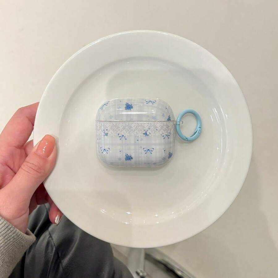 Ốp bảo vệ tai nghe 1 2 3 4 Pro Pro2 Pro3 họa tiết hoa nhí ren thắt nơ bên hông, phối màu hồng, xanh dương và vàng, bề mặt bóng.