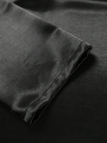 GloMan 男士优雅缎面垂领长袖衬衫。光滑亮泽的缎面面料，触感柔软高级，尽显奢华气质。易于打理，适合日常穿着、周末郊游、社交聚会等场合。圣诞节和新年送给男友或丈夫的绝佳礼物，也是母亲节的理想之选。 - 黑色 - 查看 9