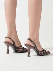 2026 Primavera/Verano Nuevos Tacones altos de 8cm de punta fina y elegante con tacón en forma de copa de vino para mujeres, con correa de tobillo, estampado de leopardo en patchwork, decoración de hebilla metálica cautivadora en el diseño de la correa trasera, tacones altos sexy color borgoña, adecuados para uso diario, vacaciones, otoño y fiestas nocturnas - Marrón - Ver 6