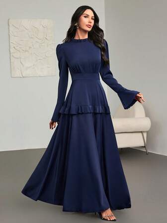 这款女士优雅的中东风情复古法式连衣裙，采用多层设计，荷叶边领口和下摆，宽大的 A 字廓形，喇叭袖，以及垂坠肩部细节，是春秋季穿着和参加派对的完美之选。