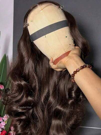 200%巴西巧克力棕色短款波波头假发，13x4高清透明蕾丝前额真人混纺发假发，预先拔毛处理，自然波浪波波头假发