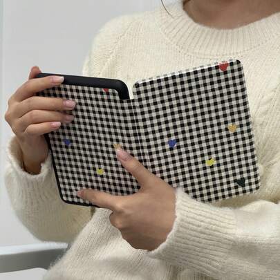 Kindle 阅读器保护套，书本造型格子爱心图案，兼容 Paperwhite 10/11/12 代、Kindle (Colorsoft) 10/11/12 代及其他热门型号，Kindle 配件/Kindle 保护套/情人节礼物