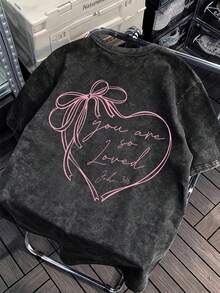 T-shirt décontracté à manches courtes pour femmes, style foi douce, col rond, fond noir délavé, nœud en fil rose, verset biblique de l'amour, pour le printemps et l'été, hauts pour femmes, graphique, voyage quotidien, tenues de la Saint-Valentin pour femmes, Saint-Valentin - Noir - Voir 1