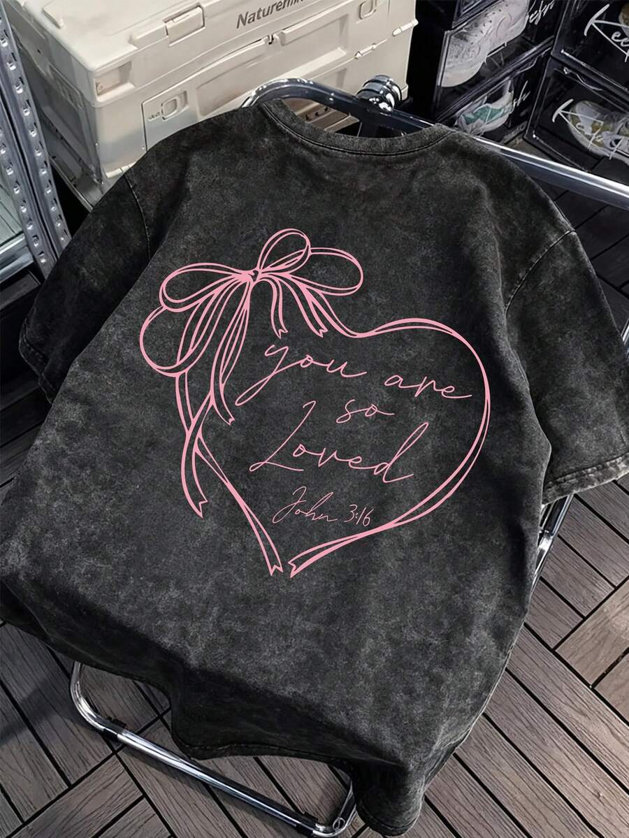 T-shirt décontracté à manches courtes pour femmes, style foi douce, col rond, fond noir délavé, nœud en fil rose, verset biblique de l'amour, pour le printemps et l'été, hauts pour femmes, graphique, voyage quotidien, tenues de la Saint-Valentin pour femmes, Saint-Valentin - Noir - Voir 1