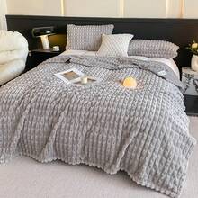 1条竹纹法兰绒提花毯，保暖舒适，单人/多人皆宜，适用于卧室、客厅、办公室、户外旅行，简约纯色，多种颜色可选，是馈赠佳品。