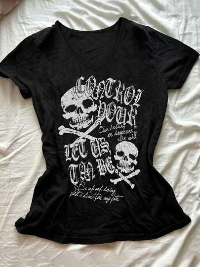 Damen Schwarzes V-Ausschnitt T-Shirt, im Retro Amerikanischen Grunge Stil, cooles Totenkopf-Motiv, ideal für Streetwear, Alltagsoutfits & Musikfestivals