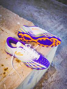 1双青少年真皮钉足球鞋，草地抓地力强，经久耐用，适合日常训练，专业足球鞋