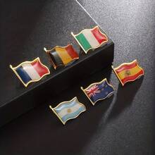 2枚世界国旗胸针，波浪形胶粘国旗徽章，合金奖章胸针，珐琅翻领别针，适用于服装外套 - 金色3D波浪形设计胸针，合金材质，适用于服装和包袋，非常适合世博会和节庆活动 - 彩色 - 查看 6