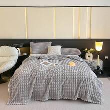 1条竹纹法兰绒提花毯，保暖舒适，单人/多人皆宜，适用于卧室、客厅、办公室、户外旅行，简约纯色，多种颜色可选，是馈赠佳品。