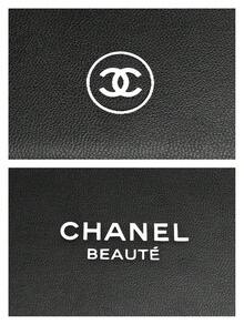 CHANEL Gương trang điểm cao cấp bọc da đen. Gương gập đứng kiểu mới. Mẫu thời trang Xuân Hè 2026 mới. Vật dụng cần thiết khi đi du lịch. Gương phóng đại, giúp nhìn rõ chi tiết hơn khi trang điểm. Tinh tế, nhỏ gọn và dễ mang theo, hoàn hảo để mang đi bất cứ đâu. - màu đen - Xem 3
