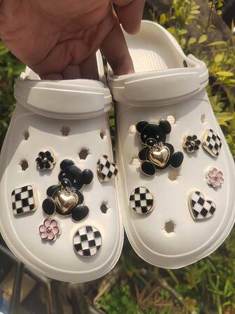 Set de 12 charms de zapato con diseños de oso de dibujos animados, corazón blanco y negro, y flor de cerezo, adecuados para zuecos y sandalias