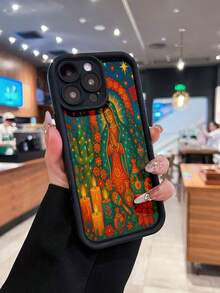 Obra de arte mexicana de una mujer rezando y decoraciones festivas. Esta elegante funda es compatible con los modelos  17, 16, 15, 14 Pro Max, 13, 12, 11, XR y XS Plus. Fabricada en silicona TPU, ofrece protección contra golpes y caídas, además de una sensación superior. Es un regalo ideal para familiares, amigos y seres queridos, y una opción perfecta para Año Nuevo. - Negro - Ver 3