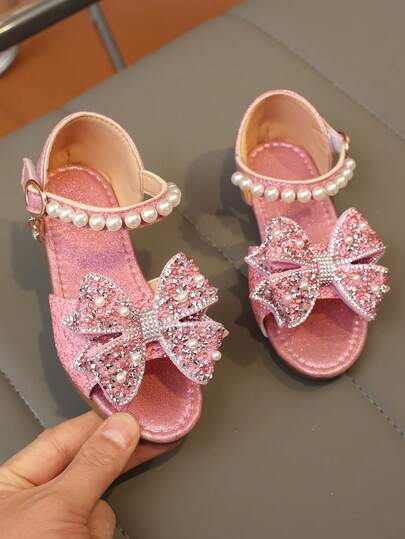 1双玫红色加大码女童平底凉鞋，柔软皮革，饰有亮片、珍珠、四叶草和蝴蝶图案，露趾设计，魔术贴防滑软底，时尚公主风，适合海滩/度假/上学穿着，适合3-12岁儿童，2026春夏款