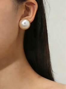 Ohrringe Mit Metallquaste Und Falschen Perlen